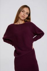 Sweter o nietoperzowym fasonie burgundowy. Czerwone swetry nierozpinane damskie MOODO, l, bez wzorów, z poliamidu, bez kołnierzyka, bez ramiączek. Za 139.99 zł.