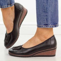 Czarne czółenka damskie na koturnie Potocki 12791. Czarne czółenka damskie POTOCKI, na jesień, z aplikacjami, z materiału, biznesowe, z okrągłym noskiem, bez obcasa, na koturnie, bez zapięcia. Za 189.00 zł.