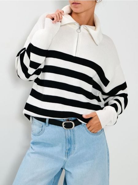 Sweter w paski - biały. Białe swetry nierozpinane damskie Sinsay, l, bez wzorów, bez kołnierzyka, bez ramiączek. Za 69.99 zł.