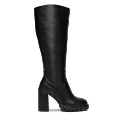 Kozaki Nine West. Czarne kozaki damskie Nine West, bez wzorów, bez obcasa, na słupku, bez zapięcia. Za 359.99 zł.