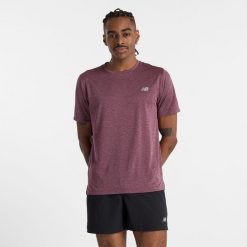 Koszulka męska New Balance MT41253FDP – fioletowa. Fioletowe koszulki sportowe męskie New Balance, m, bez wzorów, z materiału, bez ramiączek, do biegania. Za 139.99 zł.