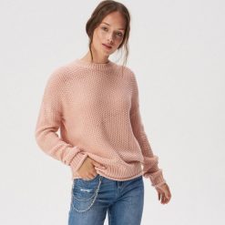 Sweter o ryżowym splocie - Różowy. Czerwone swetry nierozpinane damskie Sinsay, l, bez wzorów, ze splotem, bez kołnierzyka, bez ramiączek. Za 49.99 zł.
