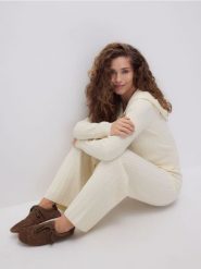 Kardigan z kapturem - kremowy. Białe kardigany damskie Reserved, l, bez wzorów, z dzianiny, bez kołnierzyka. Za 139.99 zł.