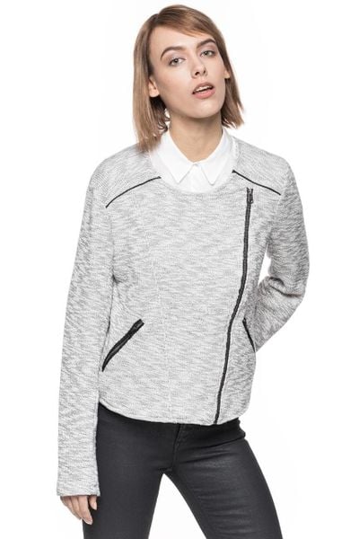DAMSKI ŻAKIET TOM TAILOR FEMININE BOUCLE JACKET. Czarne marynarki i żakiety damskie Tom Tailor, bez wzorów, z dzianiny, bez kołnierzyka, bez ramiączek. W wyprzedaży za 59.99 zł.