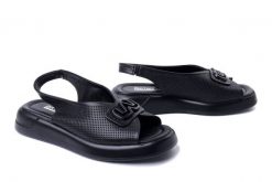 ARTIKER RELAKS 54C0766 czarny, sandały damskie. Czarne sandały damskie Artiker Relaks, bez wzorów, ze skóry, bez obcasa, na koturnie, bez zapięcia. Za 212.94 zł.