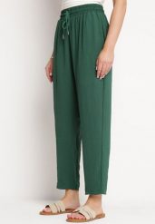 Zielone Spodnie Luźne z Kieszeniami i Gumką w Talii oraz Sznurkiem Enivia. Zielone spodnie materiałowe damskie Born2be, bez wzorów, z jeansu, eleganckie. Za 34.99 zł.