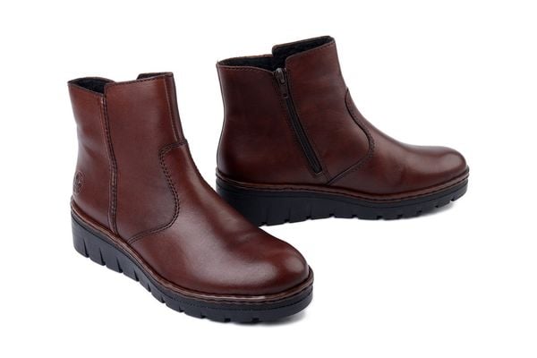 RIEKER X9165-27 brown, botki damskie. Brązowe botki damskie Rieker, bez wzorów, bez obcasa, na koturnie, bez zapięcia. Za 429.90 zł.