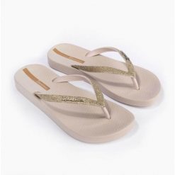 Klapki damskie Ipanema Anat Lolita. Białe klapki damskie Ipanema, bez wzorów, z materiału, casualowe, bez obcasa, bez zapięcia. Za 72.99 zł.