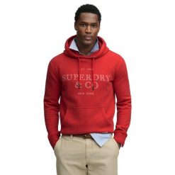 Bluza z kapturem Superdry 1954 Company. Czerwone bluzy męskie Superdry, m, bez wzorów, bez ramiączek, z kapturem. Za 349.55 zł.