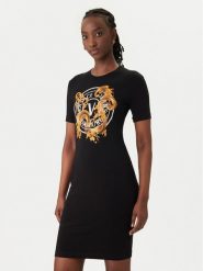 Versace Jeans Couture Sukienka codzienna 80HAOE01 CJ02E Czarny Slim Fit. Czarne sukienki damskie Versace Jeans Couture, na co dzień, m, bez wzorów, z bawełny, bez kołnierzyka, bez ramiączek, proste. Za 661.99 zł.