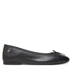Baleriny Tommy Hilfiger. Czarne balerinki damskie Tommy Hilfiger, bez wzorów, bez obcasa, bez zapięcia. Za 299.99 zł.