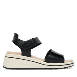 Sandały Caprice. Czarne sandały damskie Caprice, bez wzorów, bez obcasa, na koturnie, bez zapięcia. Za 329.99 zł.