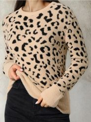 Sweter ze wzorem w panterkę - wielobarwny. Swetry nierozpinane damskie Sinsay, l, bez wzorów, bez kołnierzyka, bez ramiączek. Za 69.99 zł.