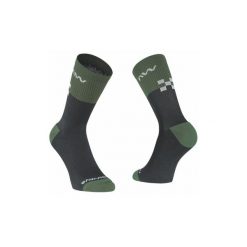 Skarpety rowerowe mtb NORTHWAVE EDGE zielono czarne. Czarne skarpetki damskie Northwave, bez wzorów. Za 45.00 zł.