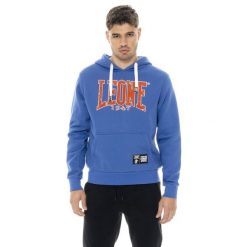 Herren-Winter-Kapuzenpullover zum Überziehen mit New Era 1947 Leone Flockdruck. Niebieskie bluzy męskie LEONE 1947 APPAREL, bez wzorów, z bawełny, sportowe, bez ramiączek, bez kaptura. Za 162.09 zł.