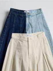 Jeansy wide leg z zakładkami - niebieski. Niebieskie jeansy damskie Reserved, bez wzorów, z bawełny. W wyprzedaży za 89.99 zł.