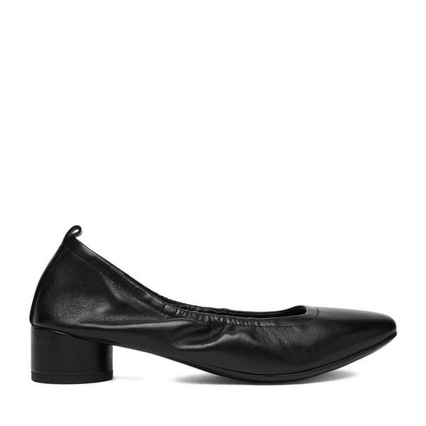 Czółenka GINO ROSSI. Czarne czółenka damskie Gino Rossi, bez wzorów, bez obcasa, bez zapięcia. Za 151.99 zł.
