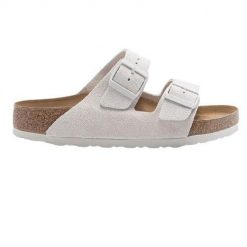 Klapki turystyczne damskie Birkenstock Arizona 1026817. Białe klapki damskie Birkenstock, bez wzorów, sportowe, bez obcasa, bez zapięcia. W wyprzedaży za 484.30 zł.