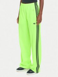 Adidas Spodnie dresowe adicolor Classic Firebird JW1228 Zielony Loose Fit. Zielone spodnie dresowe damskie Adidas, bez wzorów, z dresówki. Za 219.99 zł.