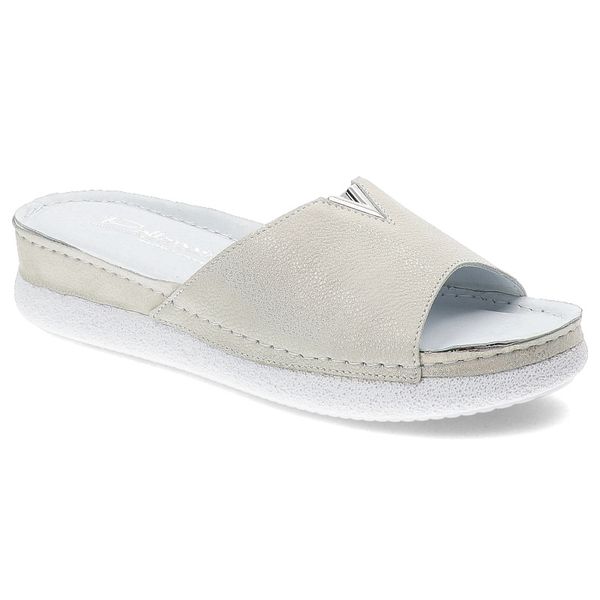 Białe Klapki Pollonus Modne Obuwie Damskie. Białe klapki damskie Pollonus, na lato, z aplikacjami, z zamszu, eleganckie, bez obcasa, na koturnie, bez zapięcia. Za 189.00 zł.