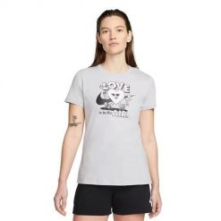Koszulka sportowa damska Nike W Nsw Tee Ss Vday. Szare koszulki sportowe damskie Nike, s, bez wzorów, bez ramiączek. W wyprzedaży za 121.80 zł.