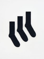 3 pack skarpet z wiskozą - granatowy. Niebieskie skarpety męskie Reserved, bez wzorów, z wiskozy. Za 49.99 zł.