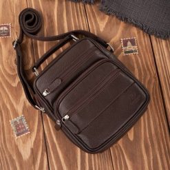 Saszetka męska na ramię skórzana elegancka do pracy praktyczna brązowa Paolo Peruzzi T-128-BR. Brązowe saszetki i nerki męskie bez wzorów, z materiału. Za 229.99 zł.