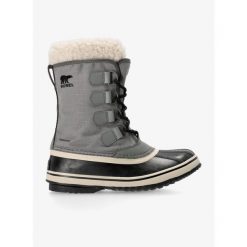Buty zimowe damskie Sorel Winter Carnival WP. Czerwone obuwie trekkingowe damskie Sorel, bez zapięcia. Za 445.99 zł.