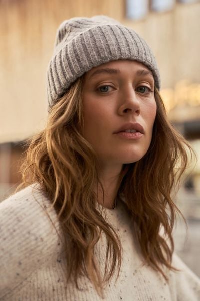 Czapka z wełną jasnoszara. Szare czapki damskie MOODO, bez wzorów, z elastanu. Za 59.99 zł.