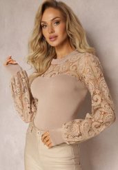 Beżowa Bluzka z Koronkowymi Rękawami i Dekoltem Crasve. Brązowe bluzki damskie Renee, s, bez wzorów, z koronki, eleganckie, bez kołnierzyka, bez ramiączek. Za 89.99 zł.