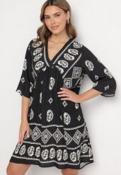 Granatowa Wiskozowa Sukienka ze Wzorem Boho Frisana. Niebieskie sukienki damskie Born2be, na co dzień, l, bez wzorów, z materiału, boho, bez kołnierzyka, bez ramiączek, midi. Za 64.99 zł.