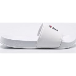 Fila - Klapki. Białe klapki męskie Fila, bez wzorów, z materiału, bez zapięcia. W wyprzedaży za 79.90 zł.
