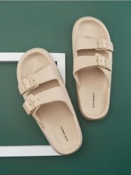 Klapki - beżowy. Brązowe klapki męskie Sinsay, bez wzorów, bez zapięcia. Za 49.99 zł.