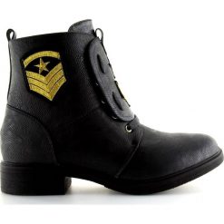 Botki workery z naszywkami czarne H-4 Black. Czarne botki damskie ButyModne, z aplikacjami, z materiału, militarne, bez obcasa, na płaskiej podeszwie, bez zapięcia. Za 78.25 zł.