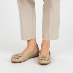 Baleriny damskie Armodo, cholewka ze skóry naturalnej z dekoracyjną aplikacją na przodzie elastyczna konstrukcja ułatwiająca zakładanie oraz płaska p. Brązowe balerinki damskie Armodo, z aplikacjami, ze skóry, bez obcasa, na płaskiej podeszwie, bez zapięcia. Za 329.00 zł.