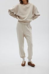 Spodnie dresowe w kolorze OAT - JOLLY-XS. Brązowe spodnie dresowe damskie Marsala, bez wzorów, z bawełny, eleganckie. Za 249.90 zł.
