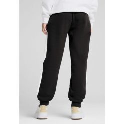 Damskie spodnie dresowe Around The Block PUMA Black. Czarne spodnie dresowe damskie Puma, bez wzorów, z dresówki, sportowe, trekkingowe. W wyprzedaży za 124.00 zł.