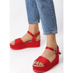 Czerwone Sandały Rebecca. Czerwone sandały damskie Born2be, bez wzorów, bez obcasa, na płaskiej podeszwie, bez zapięcia. Za 49.99 zł.
