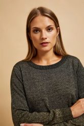 Sweter z metaliczną nitką czarny. Czarne swetry nierozpinane damskie MOODO, m, bez wzorów, bez kołnierzyka, bez ramiączek. W wyprzedaży za 47.99 zł.