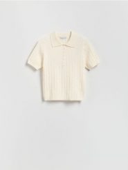 Sweter z kołnierzykiem polo - kremowy. Białe swetry nierozpinane damskie Reserved, l, bez wzorów, z dzianiny, bez kołnierzyka, bez ramiączek. Za 99.99 zł.