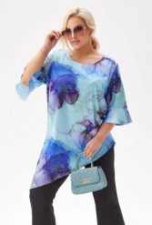 Elegancka tunika Liliana z asymetrycznym krojem w niebiesko-fioletowe kwiaty PLUS SIZE XXL. Fioletowe tuniki damskie Moda Size Plus Iwanek, plus size, bez wzorów, z elastanu, eleganckie, plus size, bez ramiączek. Za 239.90 zł.