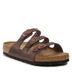 Klapki Birkenstock. Brązowe klapki damskie Birkenstock, bez wzorów, bez obcasa, bez zapięcia. Za 599.99 zł.