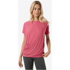 Koszulka SUPER.NATURAL W YOGA LOOSE TEE. Czerwone bluzki damskie super.natural, bez wzorów, sportowe, bez kołnierzyka, bez ramiączek. Za 349.99 zł.