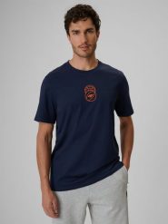 4F T-shirt regular z nadrukiem męski - granatowy S. Niebieskie t-shirty męskie 4F, m, bez wzorów, z bawełny, bez kołnierzyka, bez ramiączek. Za 59.99 zł.