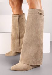Ciemnobeżowe Kozaki na Koturnie z Wywiniętą Cholewką Alstina. Brązowe kozaki damskie Born2be, bez wzorów, bez obcasa, na koturnie, bez zapięcia. Za 149.99 zł.