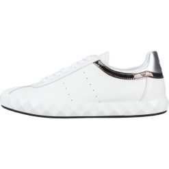 Emporio Armani Tenisówki Biały. Białe trampki i tenisówki damskie Emporio Armani, bez wzorów, z materiału, bez zapięcia. Za 869.95 zł.