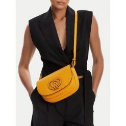 Torebka Guess. Żółte listonoszki damskie Guess, z aplikacjami, bez dodatków. Za 449.99 zł.