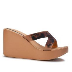 Klapki damskie na platformie Ipanema 83520 HIGH FASHION SLIDE FEM. Brązowe klapki damskie Ipanema, na lato, bez wzorów, z materiału, eleganckie, bez obcasa, na platformie, bez zapięcia. Za 109.00 zł.