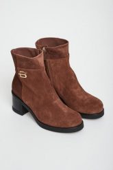 Botki damski zamszowe BALDININI. Botki damskie Baldinini, bez wzorów, z zamszu, bez obcasa, bez zapięcia. W wyprzedaży za 1,643.85 zł.