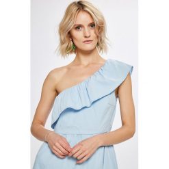 Vero Moda - Sukienka. Czerwone sukienki damskie Vero Moda, na co dzień, l, bez wzorów, z bawełny, casualowe, z asymetrycznym kołnierzem, bez ramiączek, mini, asymetryczne. W wyprzedaży za 49.90 zł.